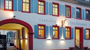 Un edificio con un cartel que dice "LANDHOTEL Zum Schwannen".
