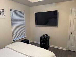 5 Schlafzimmer, Schreibtisch, Bügeleisen/Bügelbrett, WLAN