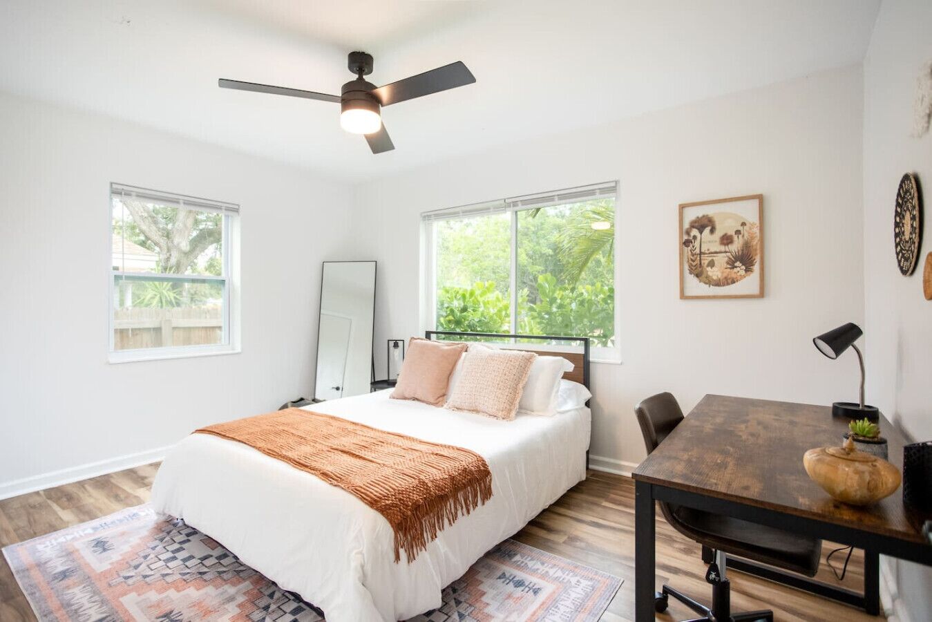 2 chambres, bureau, fer et planche à repasser, lit parapluie