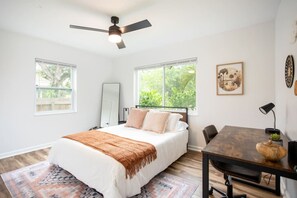 2 Schlafzimmer, Schreibtisch, Bügeleisen/Bügelbrett, Reisekinderbett