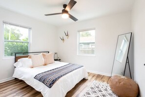 2 Schlafzimmer, Schreibtisch, Bügeleisen/Bügelbrett, Reisekinderbett