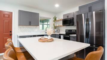 KĂŒhlschrank, Mikrowelle, Ofen, Herdplatte