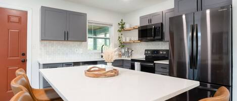 Kylskåp, mikrovågsugn, ugn och spishäll