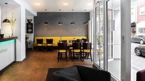 Decoração moderna com balcão de atendimento, área de estar e amplas janelas.