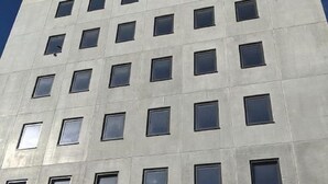 A modern building with a grid of windows and a flat facade. - Business-motel mit Xl-parking (Heimsheim)