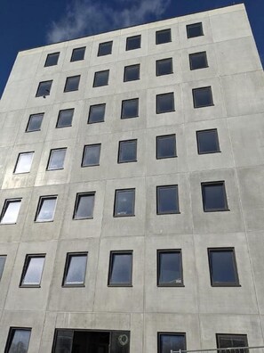 A modern building with a grid of windows and a flat facade. - Business-motel mit Xl-parking (Heimsheim)