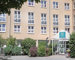 A hotel building with multiple windows and a sign for Quality Hotel Erlangen. - Best Western Hotel Erlangen (Erlangen)