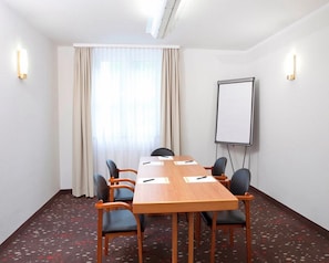 A conference room with a long table, six chairs, a whiteboard, and two wall-mounted lights. - Best Western Hotel Erlangen (Erlangen)