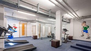 A gym with treadmills, stationary bikes, and a rowing machine. - Best Western Hotel Erlangen (Erlangen)