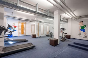 A gym with treadmills, stationary bikes, and a rowing machine. - Best Western Hotel Erlangen (Erlangen)