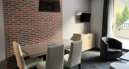 Apartment Near Slopes With Pool & Jacuzzi