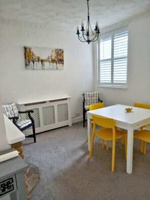 Dining - Modern 3-bed house in Portsmouth near transport & stadium - free parking included (Fratton)