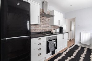 Fridge, microwave, oven, stovetop - Modern 3-bed house in Portsmouth near transport & stadium - free parking included (Fratton)