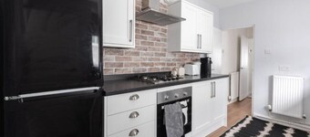 Modern 3-bed house in Portsmouth near transport & stadium - free parking included