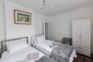3 bedrooms, desk, iron/ironing board, WiFi - Modern 3-bed house in Portsmouth near transport & stadium - free parking included (Fratton)