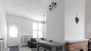 Un salon moderne avec une cheminée, une table à manger et un canapé.
