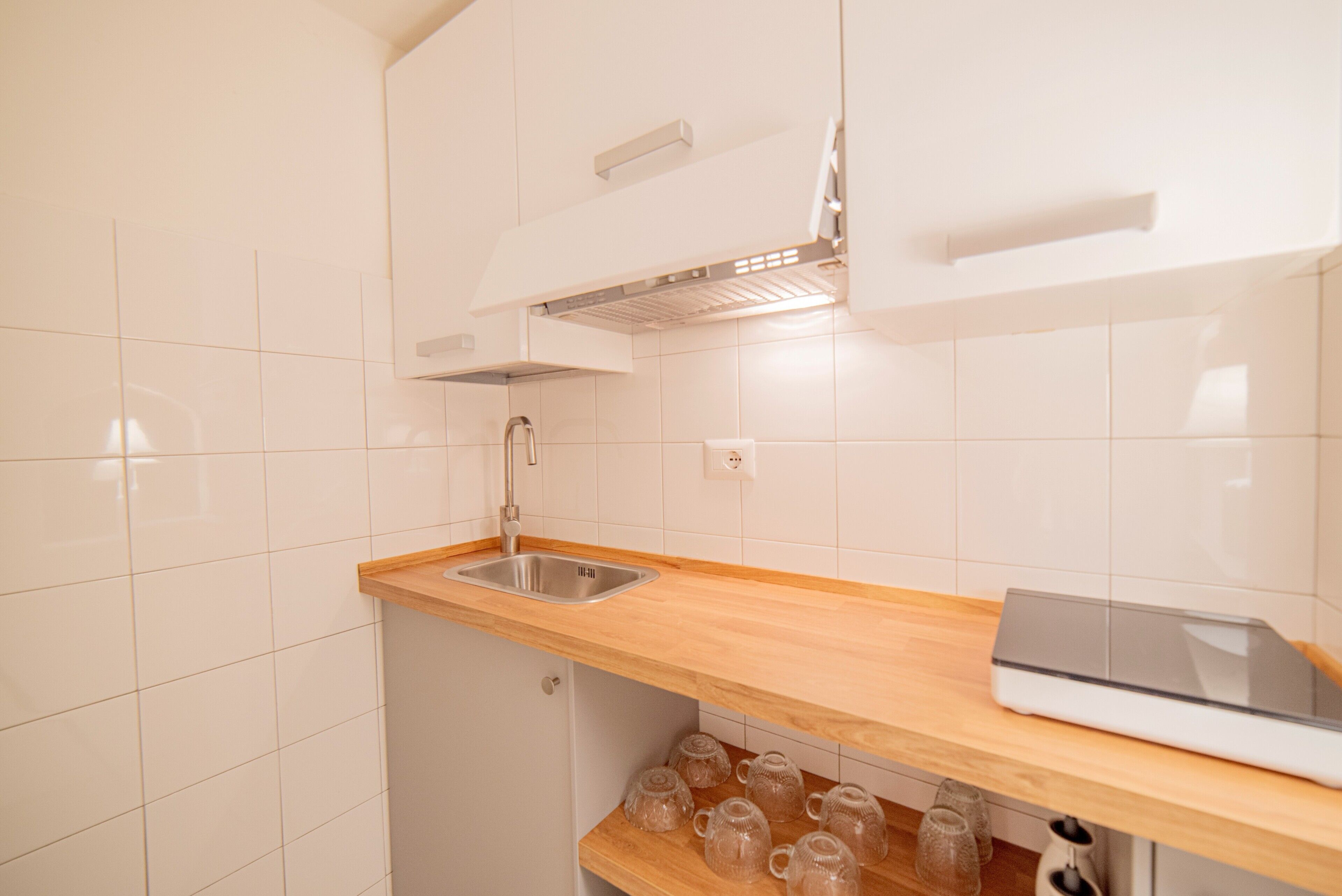 Refrigerador, parrilla de estufa, utensilios de cocina y condimentos 