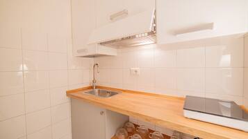 Refrigerador, parrilla de estufa, utensilios de cocina y condimentos