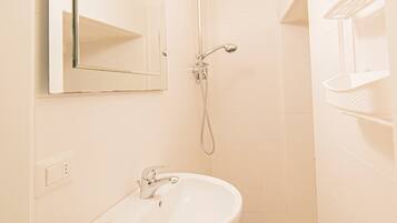 Suihku, hiustenkuivaaja, pyyhkeet