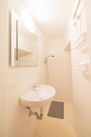 Shower, hair dryer, towels - Apartment 'La Stanza del Poeta' with Wi-Fi (Arezzo)