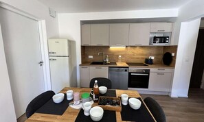Microwave, dishwasher, cookware/dishes/utensils - Apartment in Monetier Near Serre-chevalier (Monetier-les-Bains)