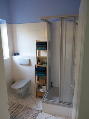 Dusj, hårføner, håndklær og såpe