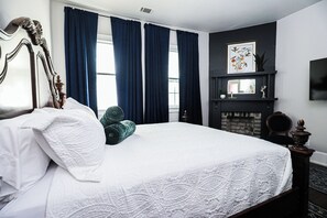 2 bedrooms, iron/ironing board, free WiFi, bed sheets - Historic Hideaway by Forsyth (Savannah)