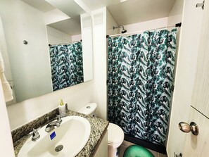 タオル、トイレットペーパー