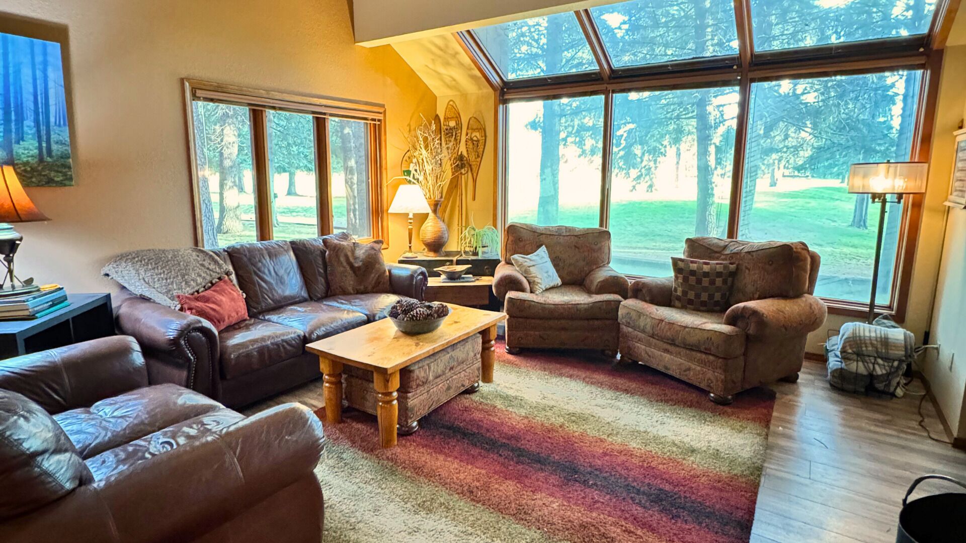 Smart TV, chimenea, reproductor de DVD y libros 