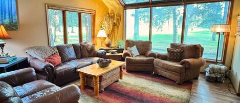 Smart-TV, Kamin, DVD-Player, Bücher