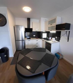 Een koelkast, een kookplaat