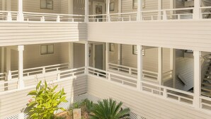 Un edifici de diverses plantes amb balcons i una zona exterior coberta.