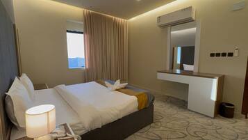 Deluxe Suite | Blackout drapes, free WiFi