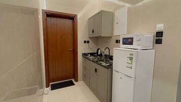 Deluxe Suite | Private kitchen | Fridge