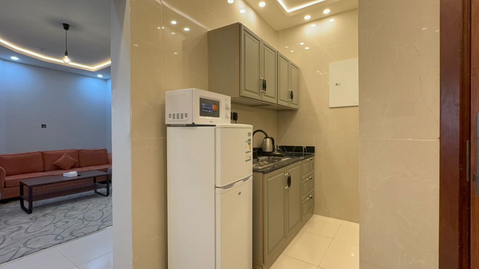 Deluxe Suite | Private kitchen | Fridge