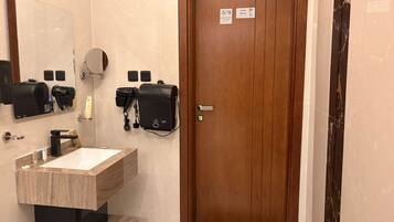 Deluxe Apartment | Bathroom