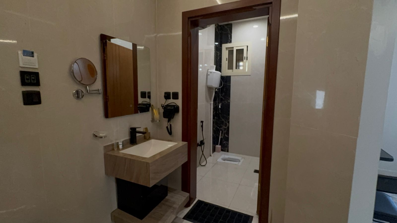 Une salle de bain moderne avec un meuble-lavabo, un miroir et un espace douche.