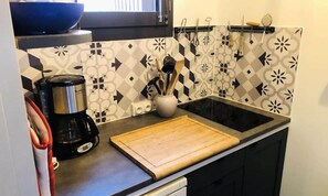 Microwave, oven, dishwasher, cookware/dishes/utensils - Apartment in Bourg Near Ski Slopes (Les Avanchers-Valmorel)