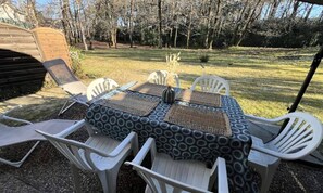 Outdoor dining - House in Soulac-sur-mer Near Beach (Soulac-sur-Mer)