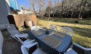 Outdoor dining - House in Soulac-sur-mer Near Beach (Soulac-sur-Mer)