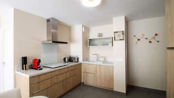 Mesin pembuat kopi/teh, lemari es, microwave, dan oven