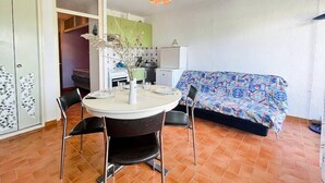 Interior - Garden Level Studio in Grau du Roi (Le Grau-Du-Roi)