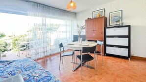 Dining - Garden Level Studio in Grau du Roi (Le Grau-Du-Roi)