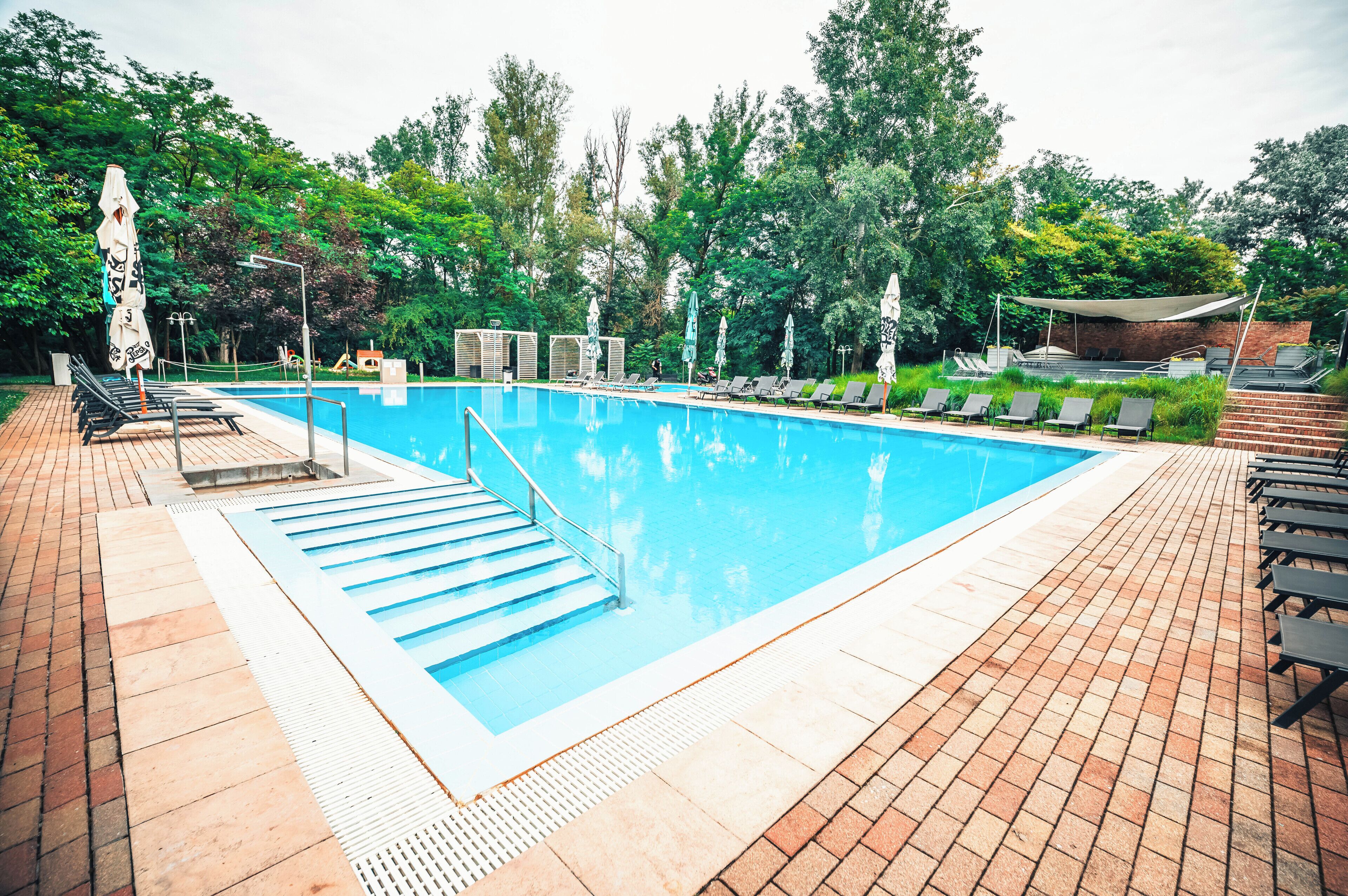 حمّام سباحة خارجي موسمي، رجال إنقاذ في المنشأة الفندقية