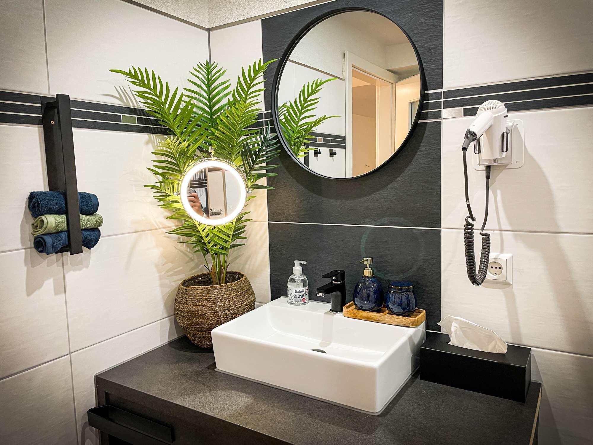 Een douche, een haardroger, handdoeken