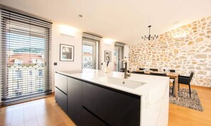 Fridge, microwave, oven, dishwasher - Apartment on Rue D'antibes Near Beaches (Cannes)