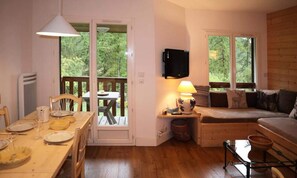Living area - Apartment in Les Orres With Mountain Views (Les Orres)
