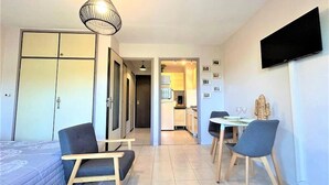 Unclassified image, 3 of 3, button - Studio - 1 or 2 People - Greoux-les-bains (Gréoux-les-Bains)