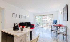 Living area - Apartment in Cannes Near the Croisette (Cannes)
