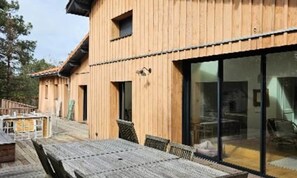 Outdoor dining - Apartment in Carcans Near Ocean & Lake (Carcans)